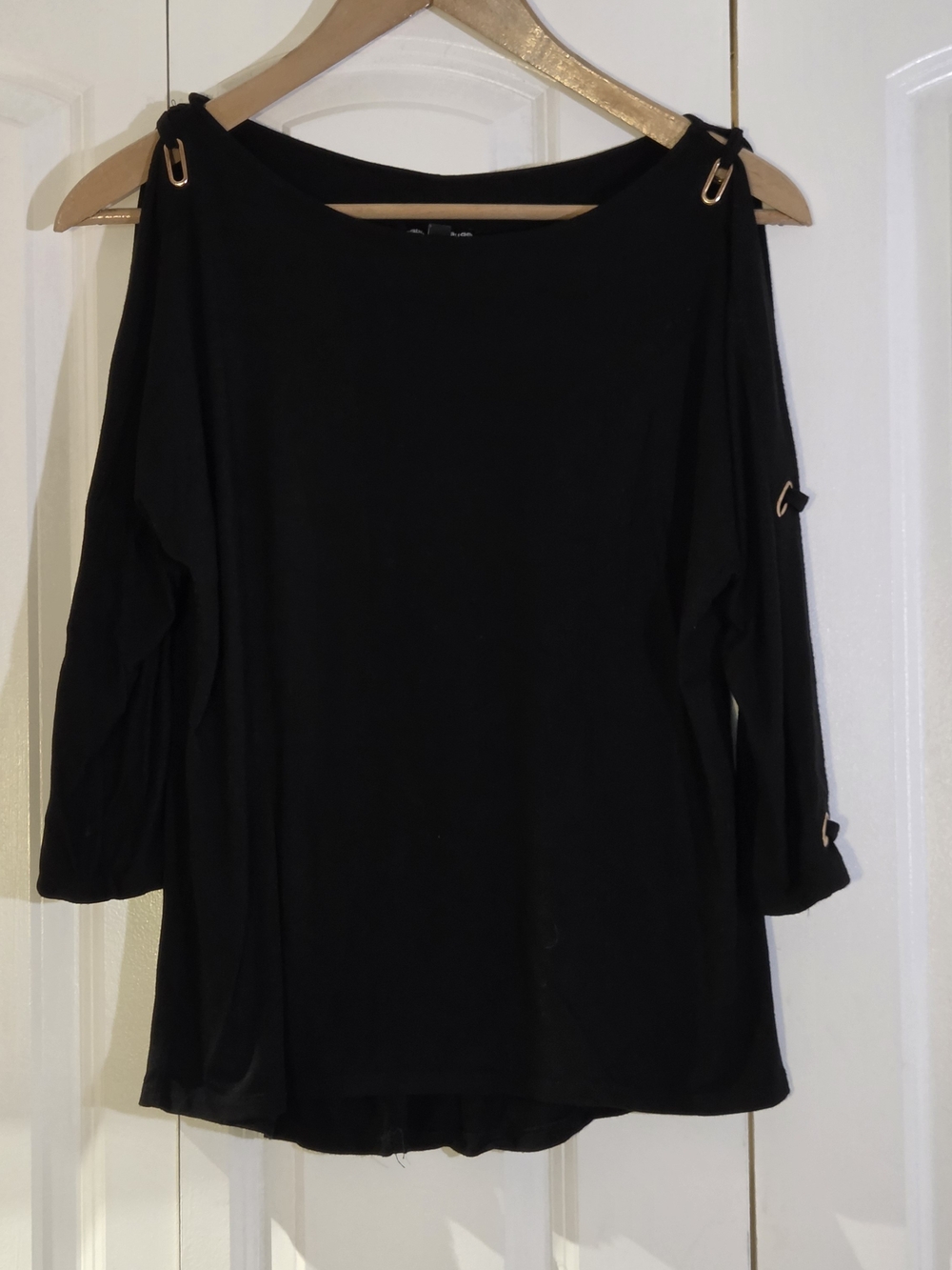 Cable & Gauge Women's Top M Black Cold Shoulder Metal Accent Cut Out Long Sleeve